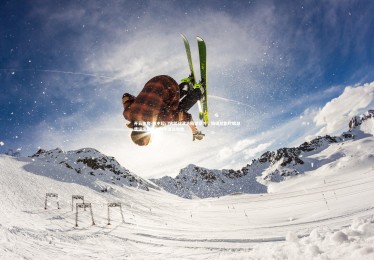 开云体育-前中超门将转战演艺圈遇意外，拍摄短剧时眼部遭误伤剧组与对手演员致歉